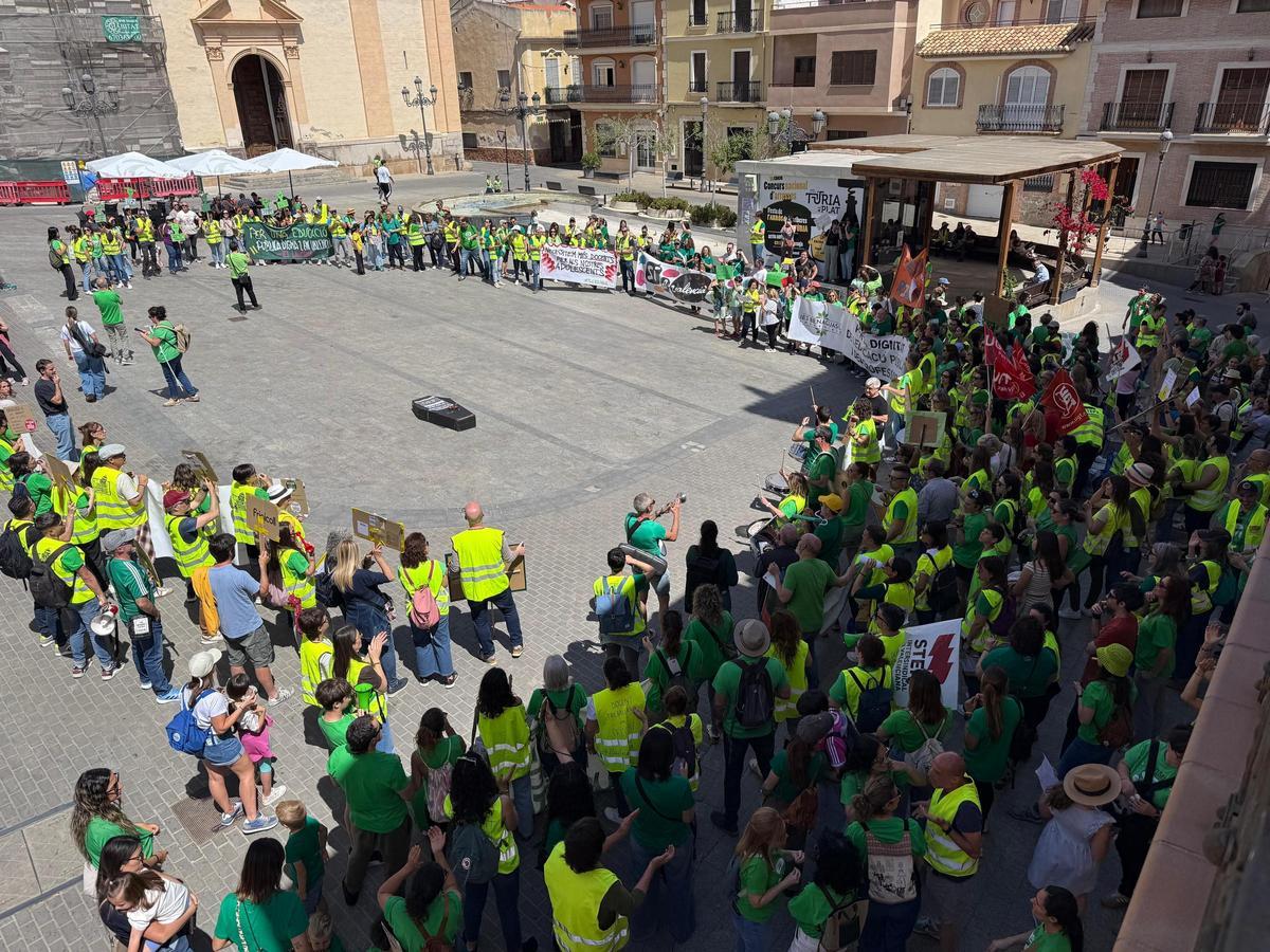 Profesorado de institutos de la comarca del Camp de Túria manifestándose en la plaza del Ayuntamiento de Riba-roja.