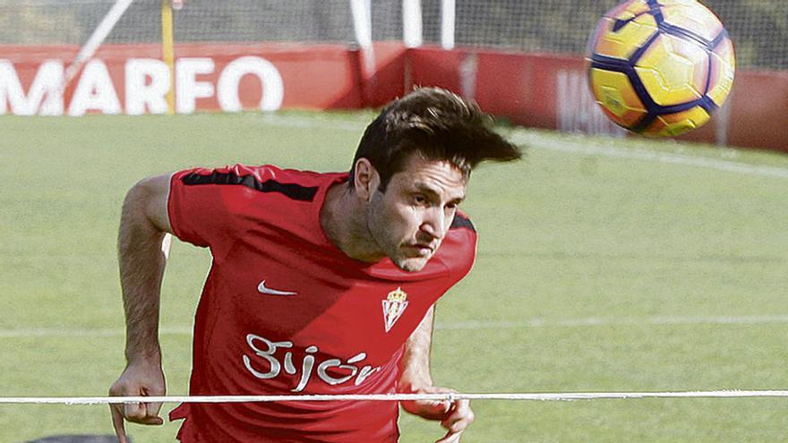 Cop cabecea el balón durante el entrenamiento de ayer.