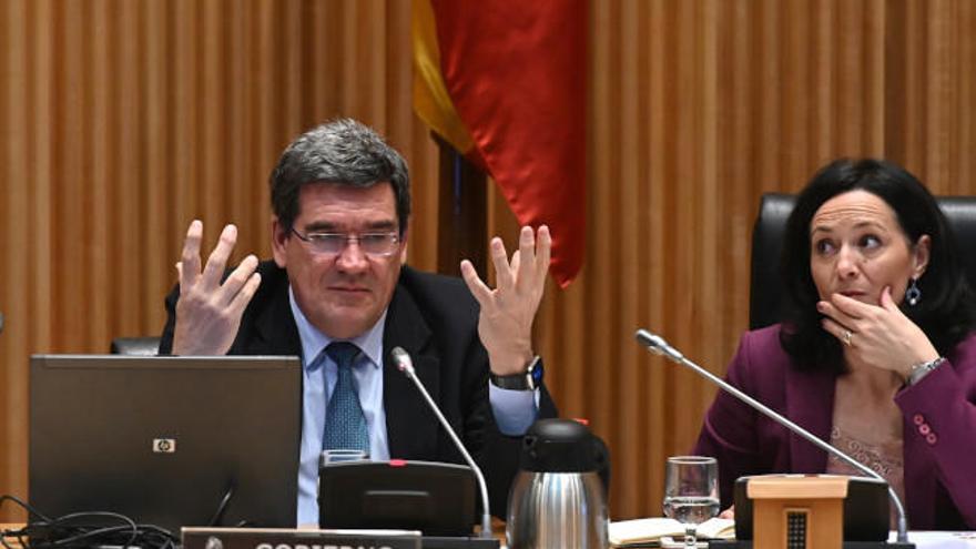 El ministro de Seguridad Social, José Luis Escrivá, comparece, ayer, en la Comisión de Trabajo.  // F. Villar