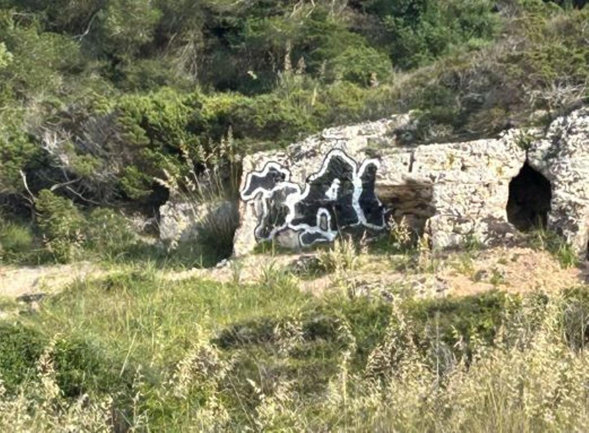 La pintada de la Cova del Moro, un atentado contra el patrimonio histórico que no ha sido eliminado.