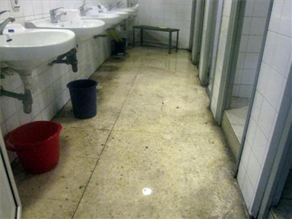 Brutícia pública. La foto mostra l’estat dels lavabos de l’estació de Sants de Barcelona, en què, a més, la temperatura supera a l’estiu els 30 graus. Els serveis solen estar bruts, però un dia hi va haver una fuita d’aigua que va multiplicar les escombraries. A més, no és estrany veure-hi escarabats. Adif i els sindicats no es posen d’acord, i els treballadors en patim les conseqüències.