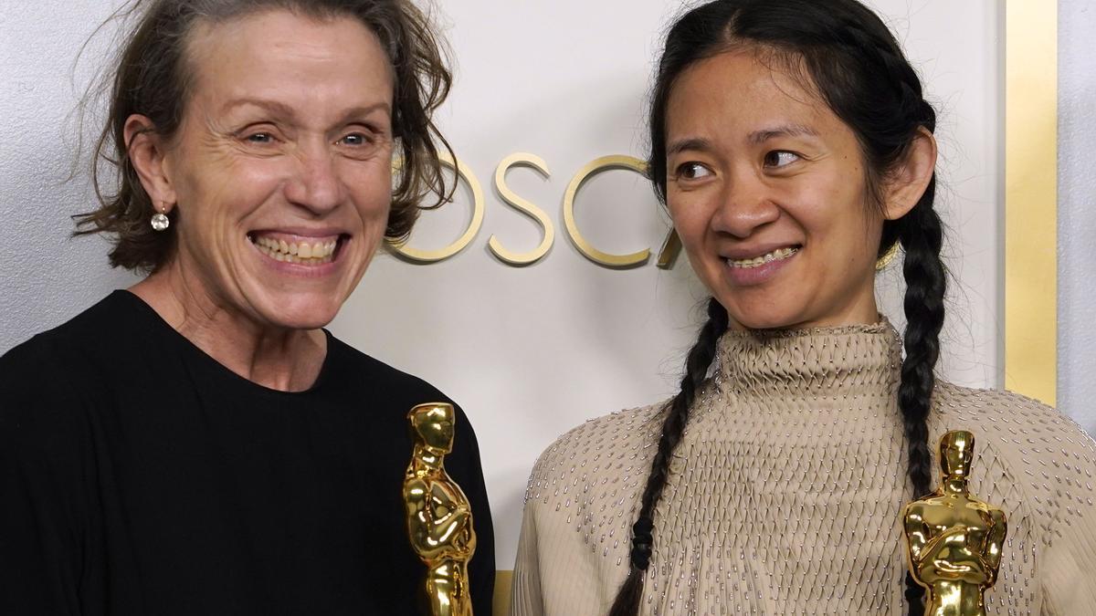 Frances McDormand, con Chloé Zhao