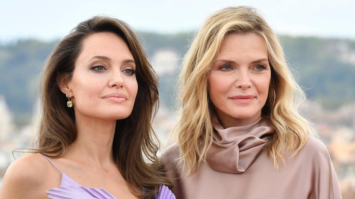 Angelina Jolie y Michelle Pfeiffer, en la 'premiere' en Roma de 'Maléfica: Maestra del Mal'.