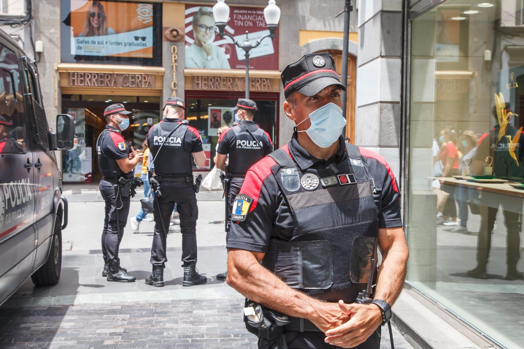 La Policía Canaria vigila el uso de la mascarilla en Triana