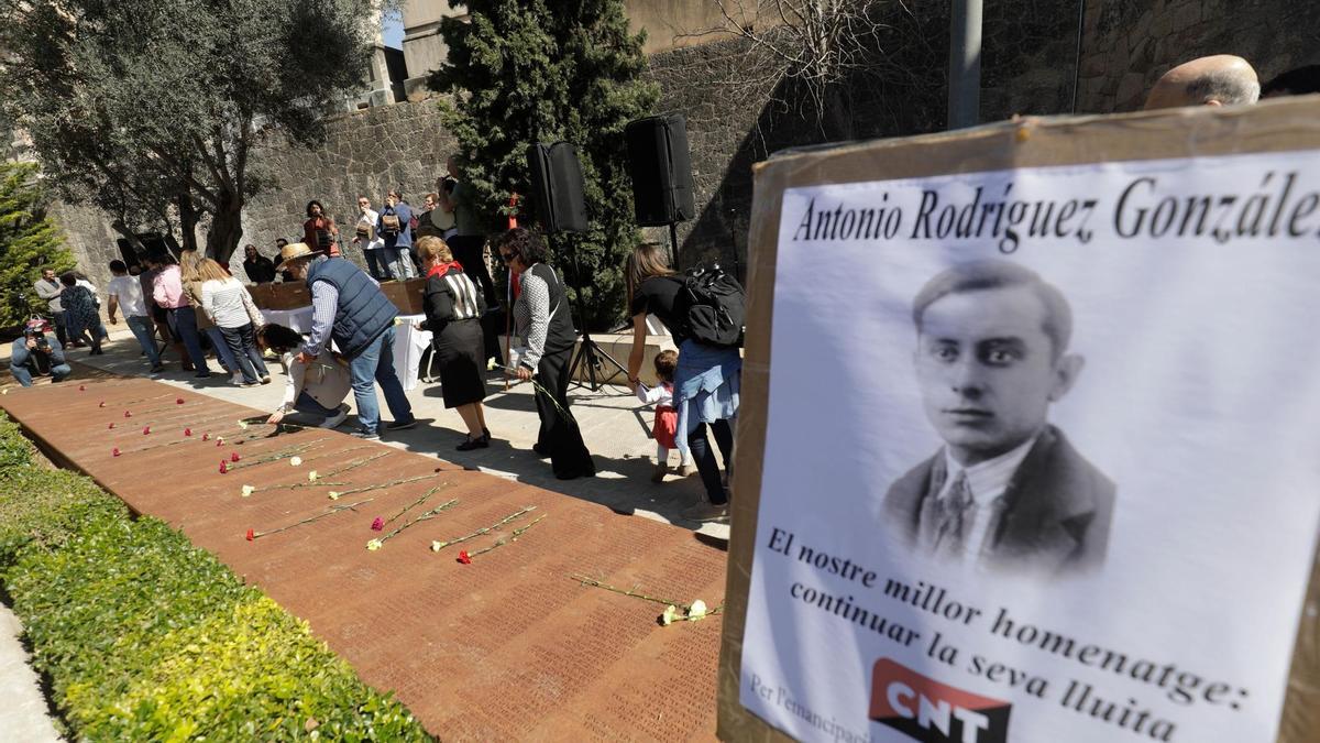 Cuatro asesinados del franquismo descansan finalmente en el cementerio de Palma.