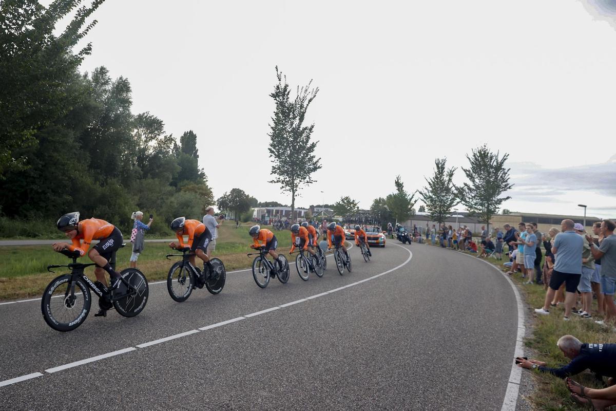 UTRECHT, 19/08/2022.- El equipo Euskaltel-Euskadi, durante la primera etapa de La Vuelta 2022, con una crono inaugural de 23 kilómetros con salida y llegada en Utrecht este viernes. EFE/ Javier Lizón