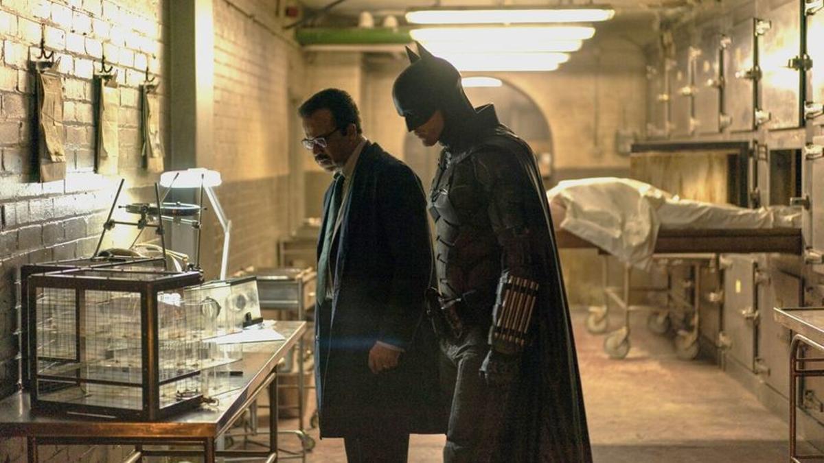 Jim Gordon (Jeffrey Wright) y Batman, en un fotograma de 'The Batman'.