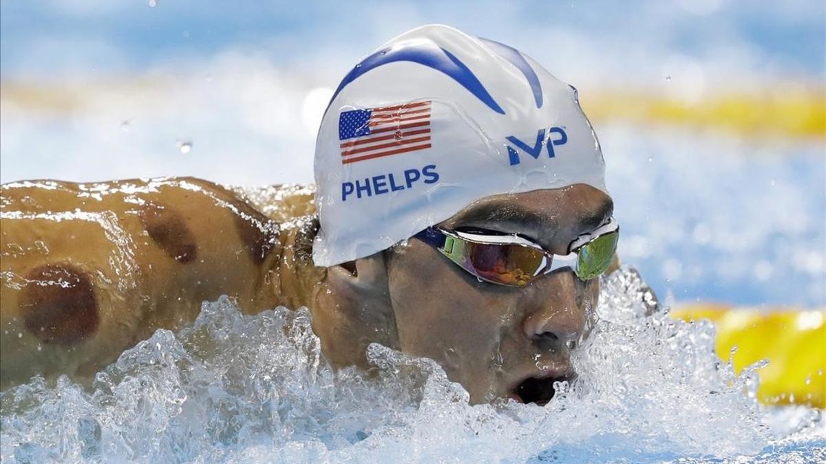 Michael Phelps , con unas visibles marcas rojas en su piel, en las series de los 200 mariposa