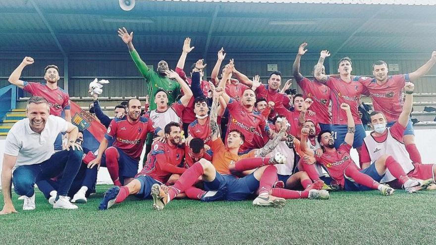 El CD Teruel celebra el ascenso al final del partido en Utebo.