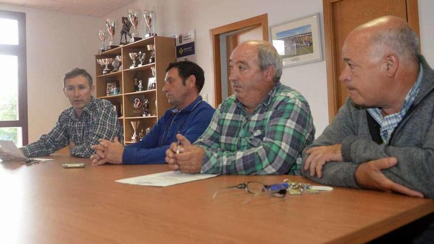 Un momento de la asamblea celebrada ayer en la sede del Ribadumia. // Noé Parga