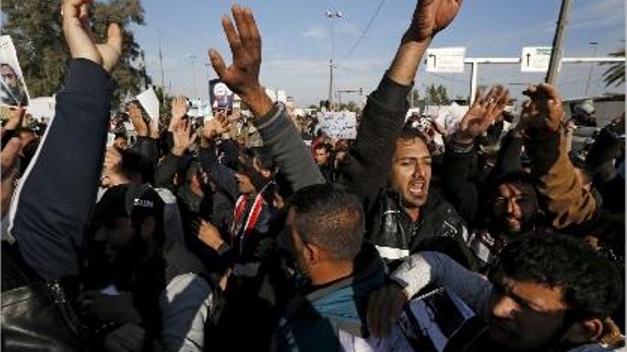 Manifestació contra l&#039;execució del clergue Baqir al Nimr, al centre de Bagdad.