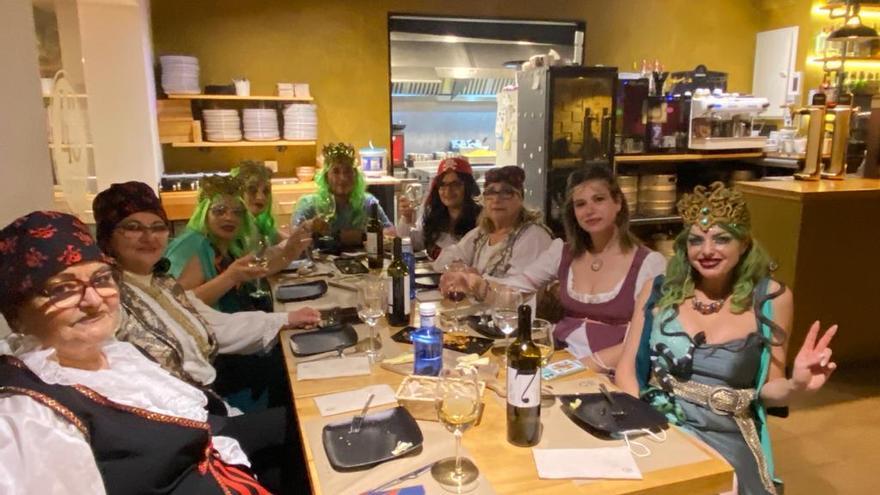 Las comadres reunidas en O 48 da Platería.