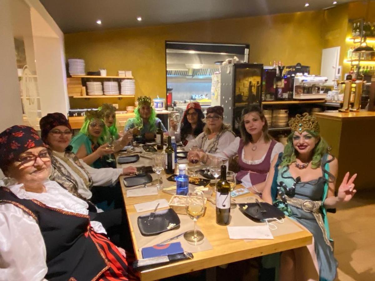 Las comadres reunidas en O 48 da Platería.