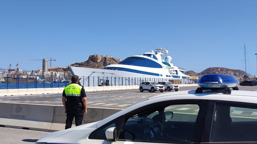 Un espectacular yate de 140 metros de eslora atraca en el puerto de Alicante