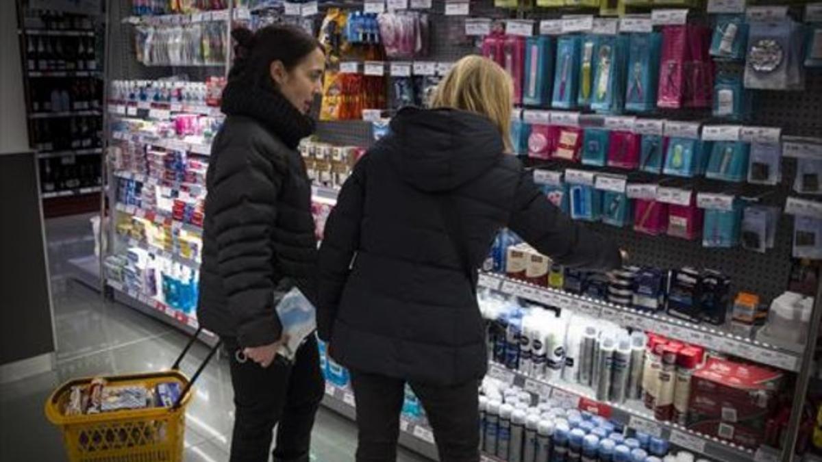 Dos clientas realizan la compra en un supermercado de Barcelona.