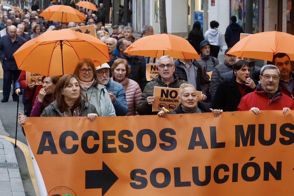 EN IMÁGENES: Los vecinos de La Calzada vuelven a la calle y avisan que no pararán hasta tener respuesta del ministro Puente: "Tiene una obligación moral con nosotros"