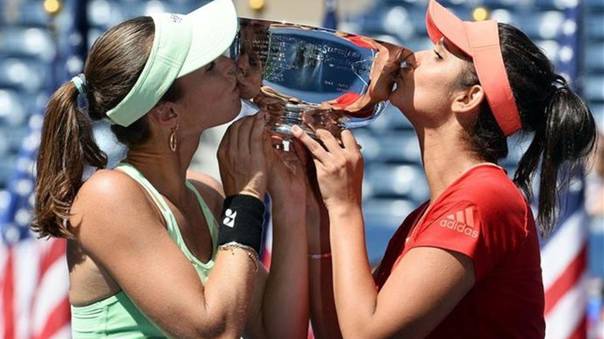 Martina Hingis y Sania Mirza besan el trofeo que las acredita como campeonas del US Open