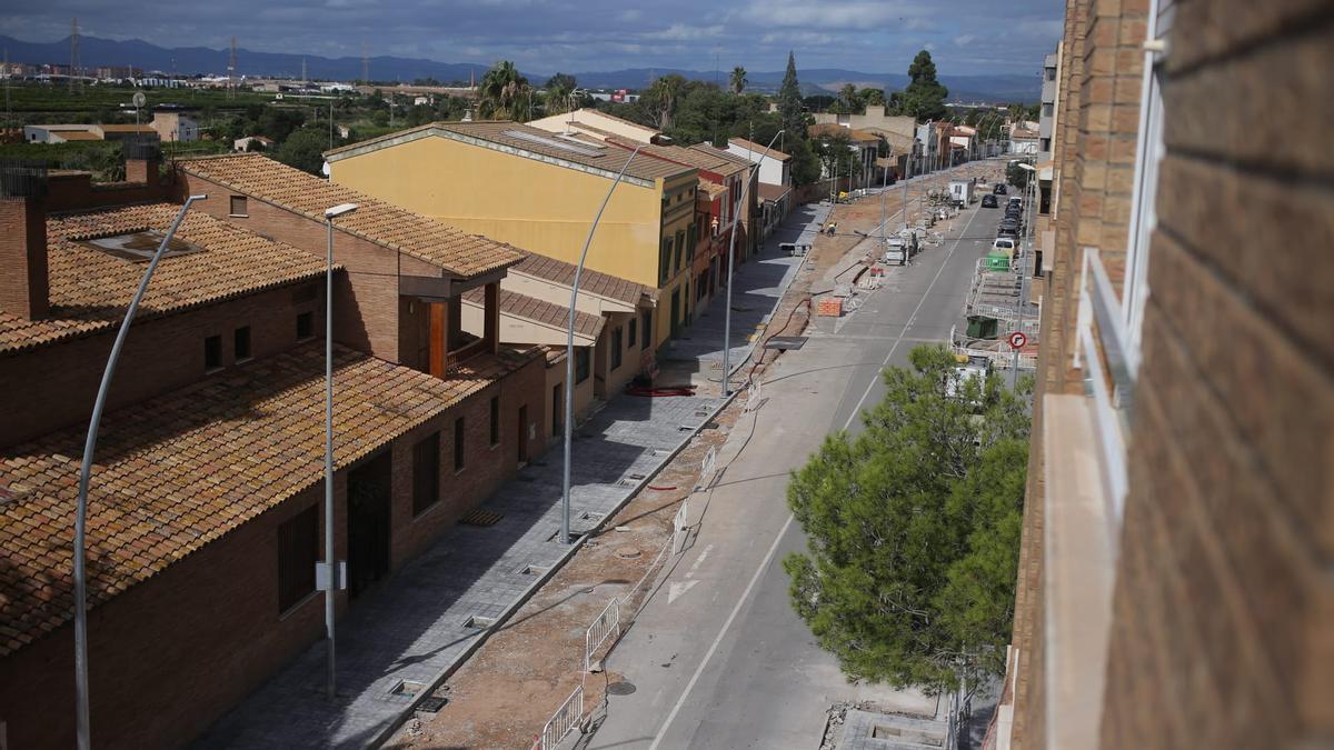 Imagen aérea desde un edificio sobre el desajuste entre dos tramos en el que no coinciden sus extremos en la calle San Jaime de Almassora.