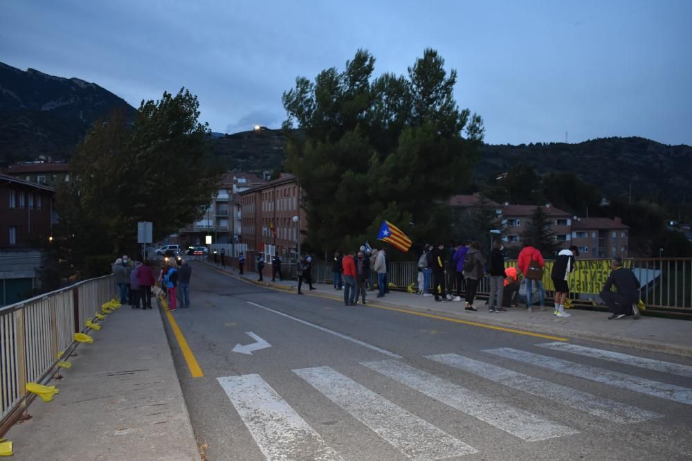 Concentració davant la caserna de la guàrdia civil