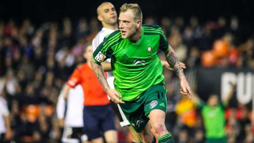 Guidetti, tras marcar su gol. // LOF