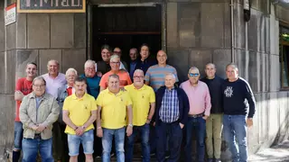 Las partidas de mus no pasan de moda en Gijón: la tertulia Miau impulsa la tradición