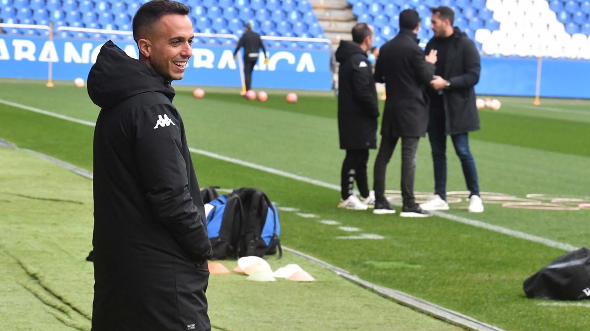 Borja Jiménez, entrenador del Deportivo, durante un entrenamiento en Riazor.