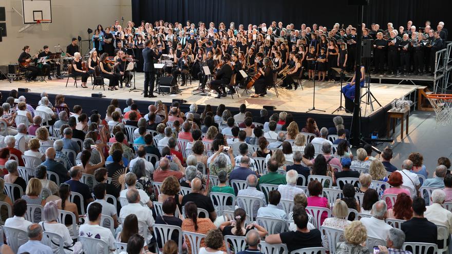 Més de 700 persones assisteixen a la presentació a Sant Hilari Sacalm de l&#039;espectacle «A frec d&#039;aigua»