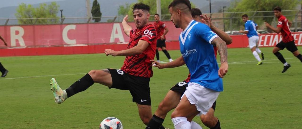 Miguelito y Montalbán presionan a un jugador del Badalona