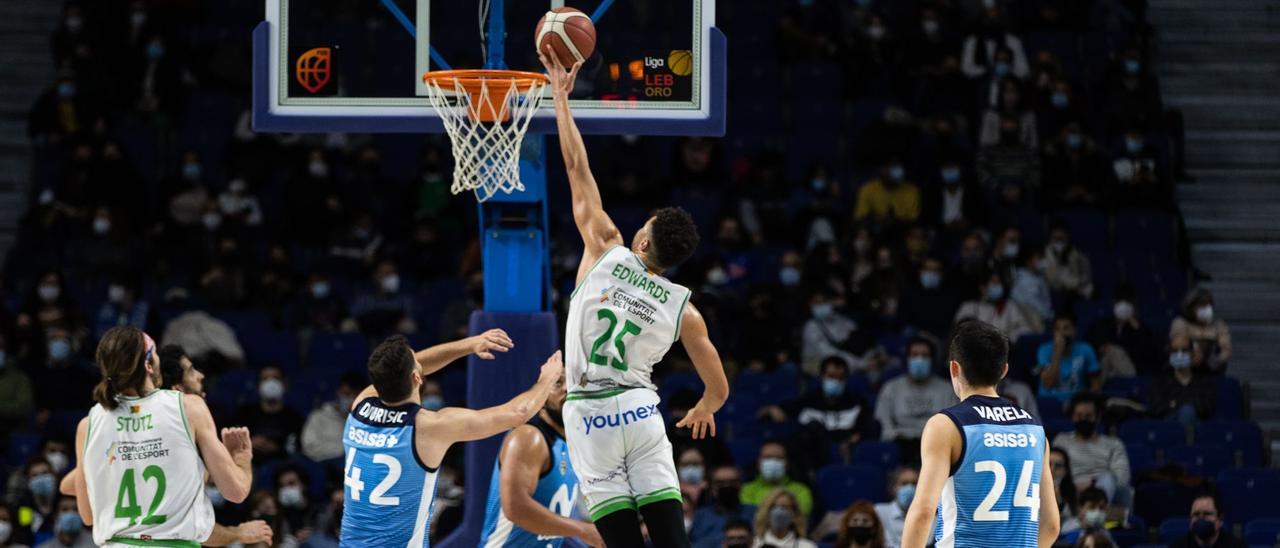 Kai Edwards fue uno de los jugadores más activos en la noche de este martes del TAU Castelló en la pista del Estudiantes.