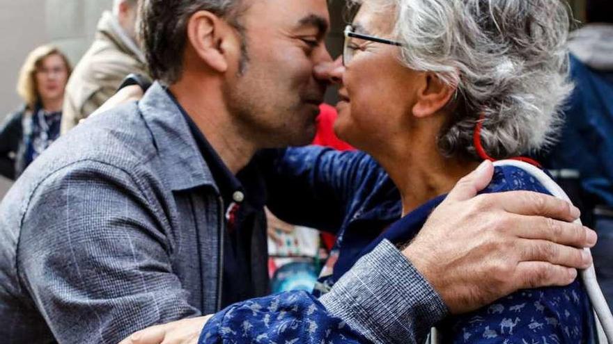 José Ramón Tuero y Ana González se abrazan el domingo a las puertas de la Casa del Pueblo.