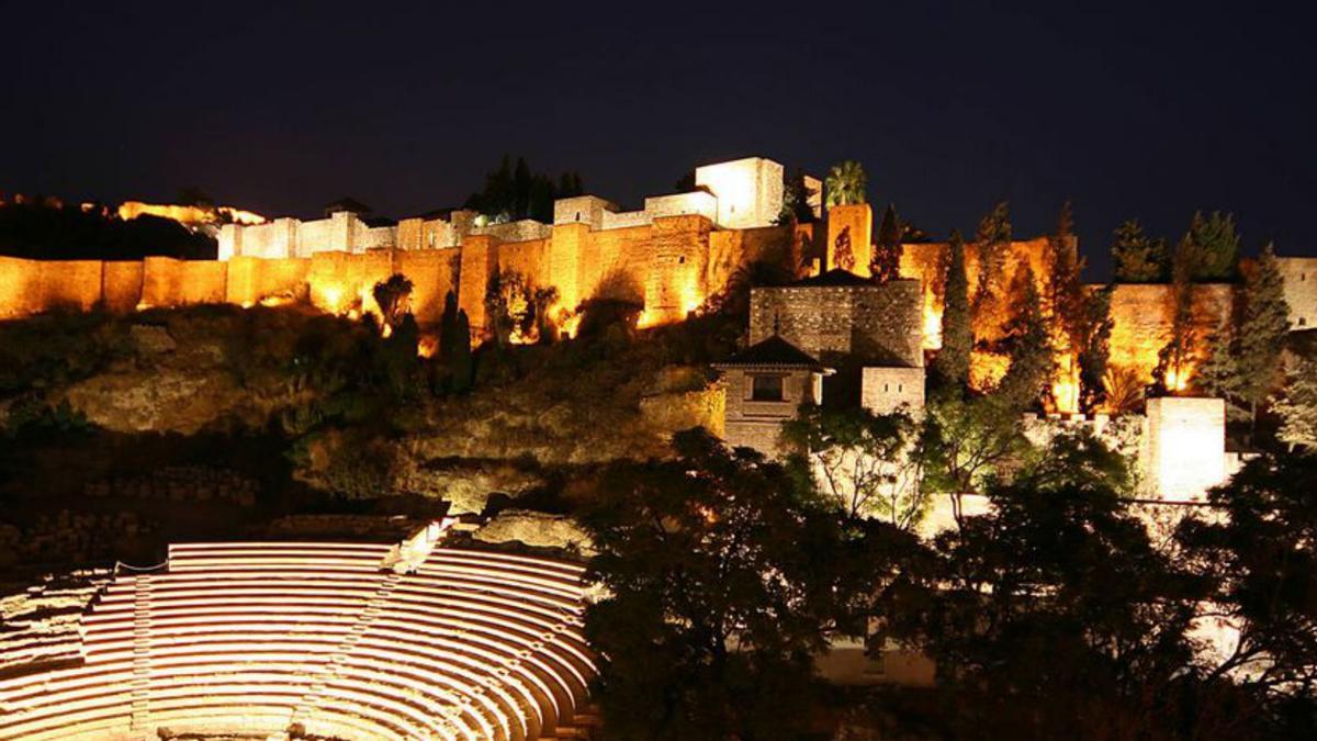 Ruta nocturna por Málaga al anochecer.