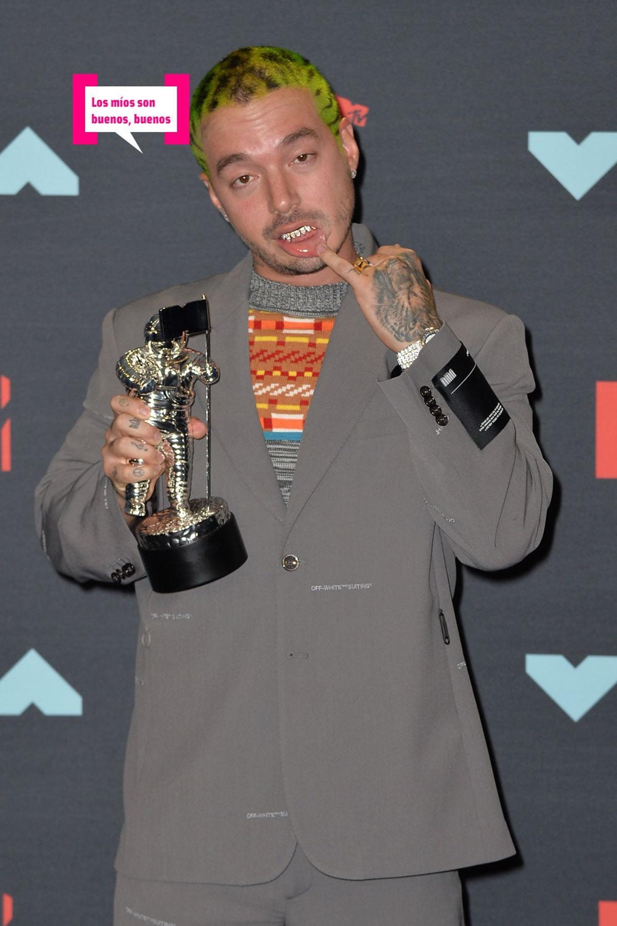J Balvin presumiendo de dientes y premio J Balvin presumiendo de dientes y premio