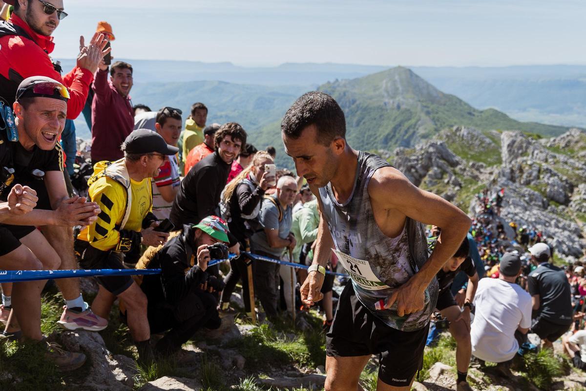 Elhousine Elazzaoui en la subida a la cima del Aizkorri de la maratón Zegama - Aizkorri