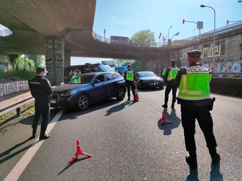 Controles exhaustivos en Vigo ante la llegada del fin de semana. // Alba Villar | FdV