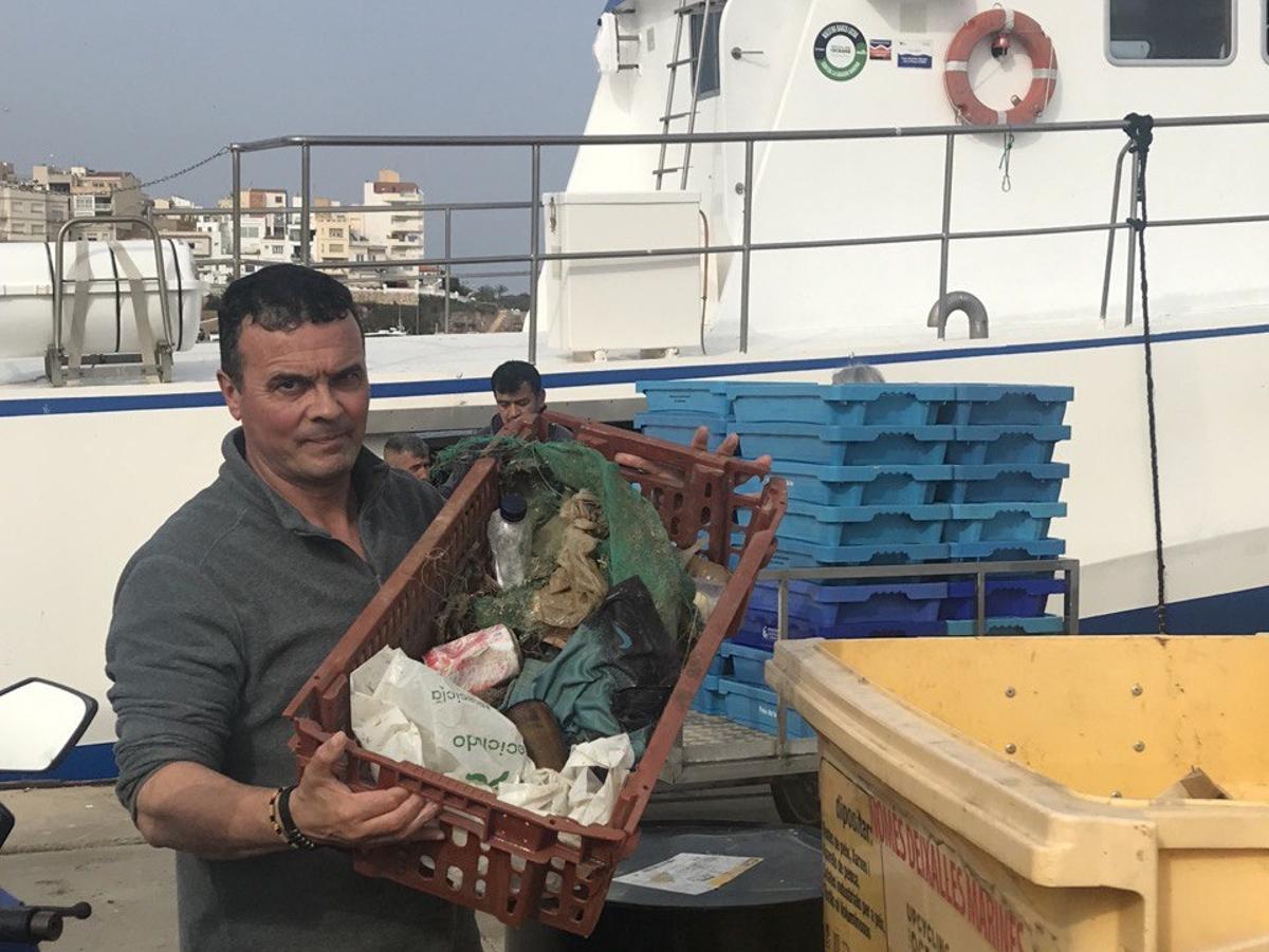 Pequeña muestra de los residuos capturados durante la pesca esta semana en L’Ametlla de Mar.