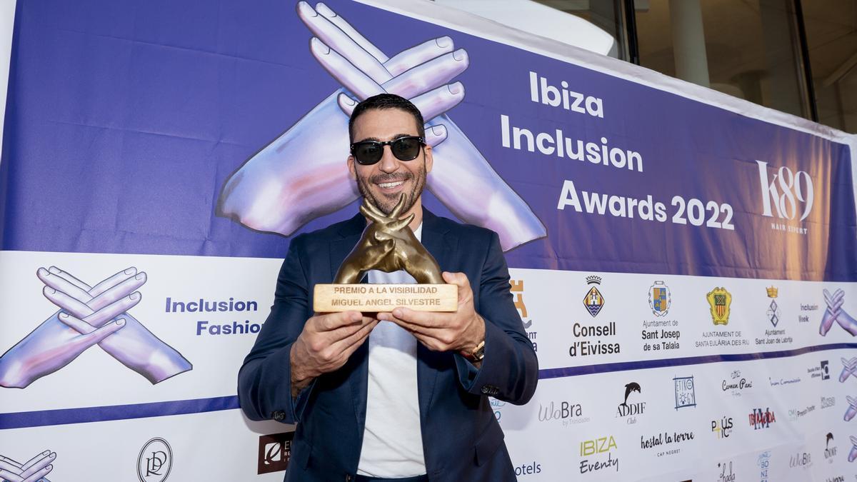 El actor Miguel Ángel Silvestre con su galardón de los Ibiza Inclusion Awards 2022.