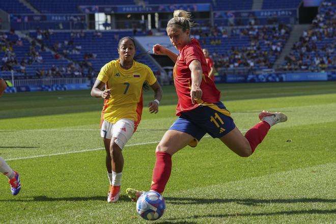 Alexia Putellas chuta el balón ante Manuela Pavi durante el partido de cuartos de final de fútbol femenino de los Juegos Olímpicos entre España y Colombia.