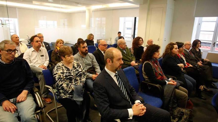 Los galardonados, ayer, en la sede del BBVA de la calle La Cámara de Avilés, con representantes de la entidad.