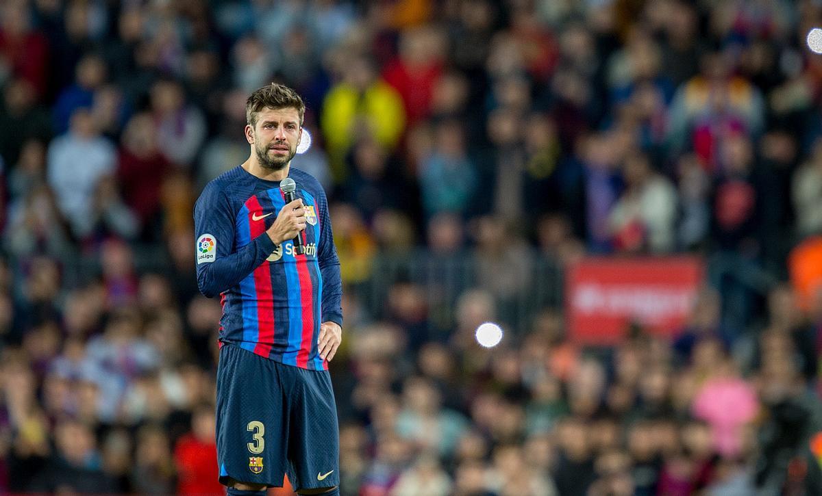 Piqué, emocionado, se dirige a las 92.605 aficionados que llenaron el Camp Nou.