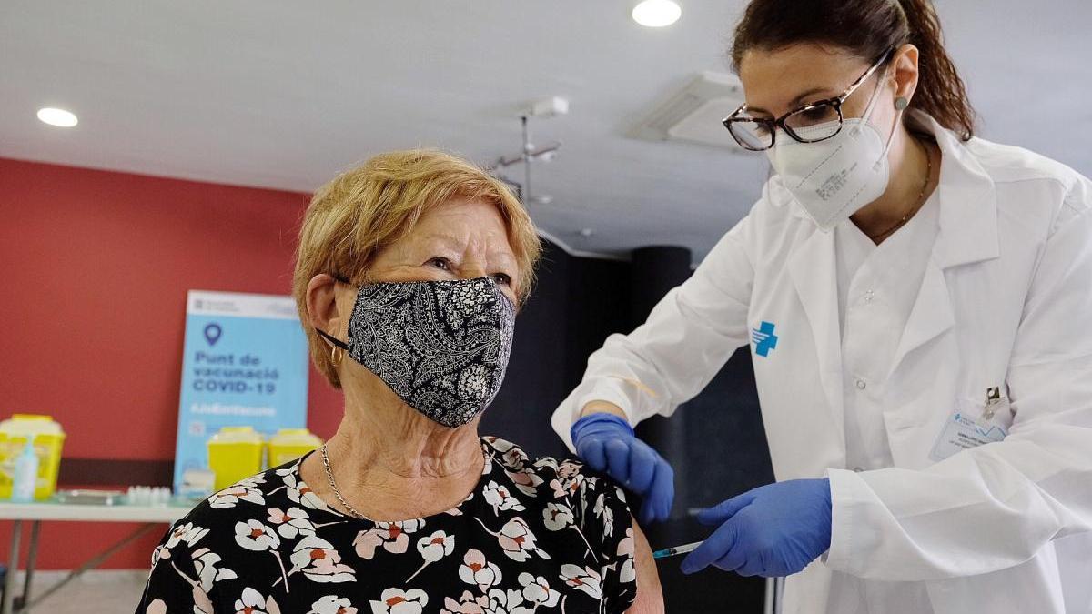 Una professional sanitària administra una de les primeres dosis de la vacuna de Janssen a Catalunya