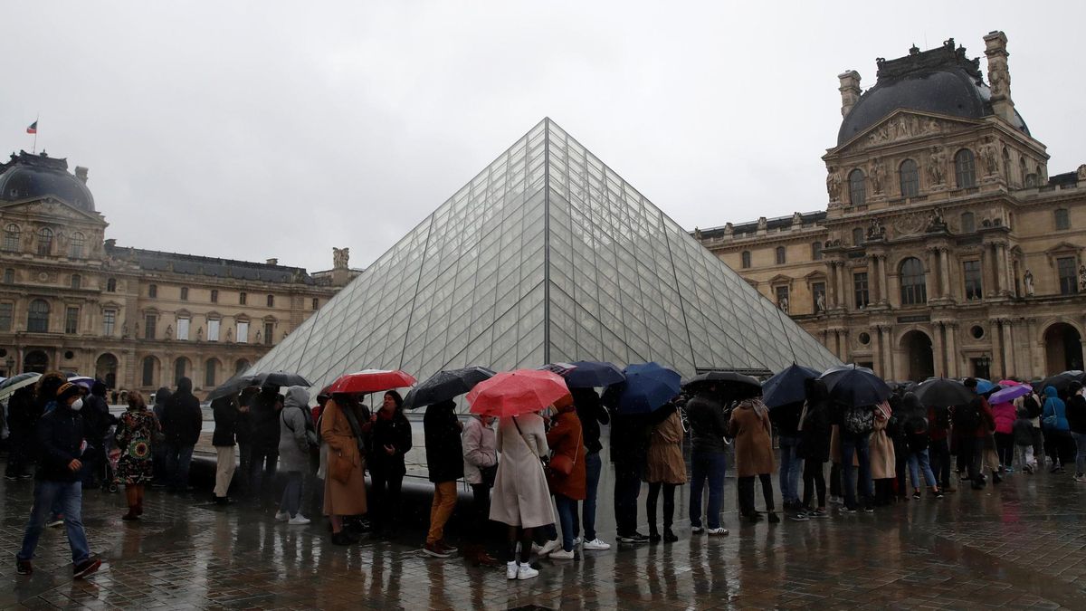 Cola a las puertas del Museo del Louvre antes del confinamiento general