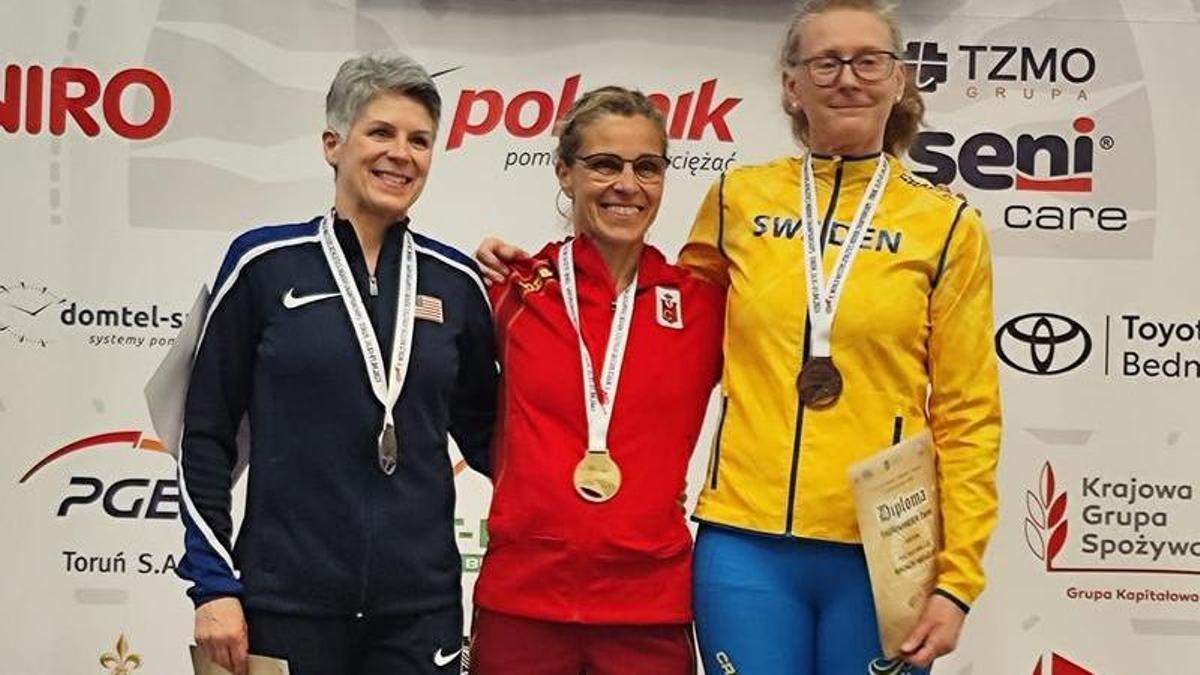 Montserrat Prat llueix l'or al podi acompanyada de les altres medallistes