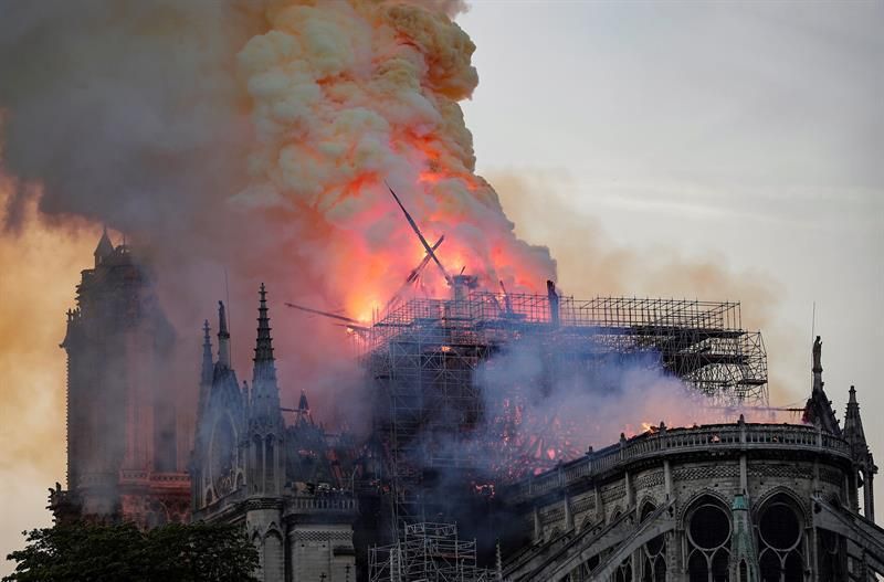 Incendio en la Catedral de Nôtre Dame