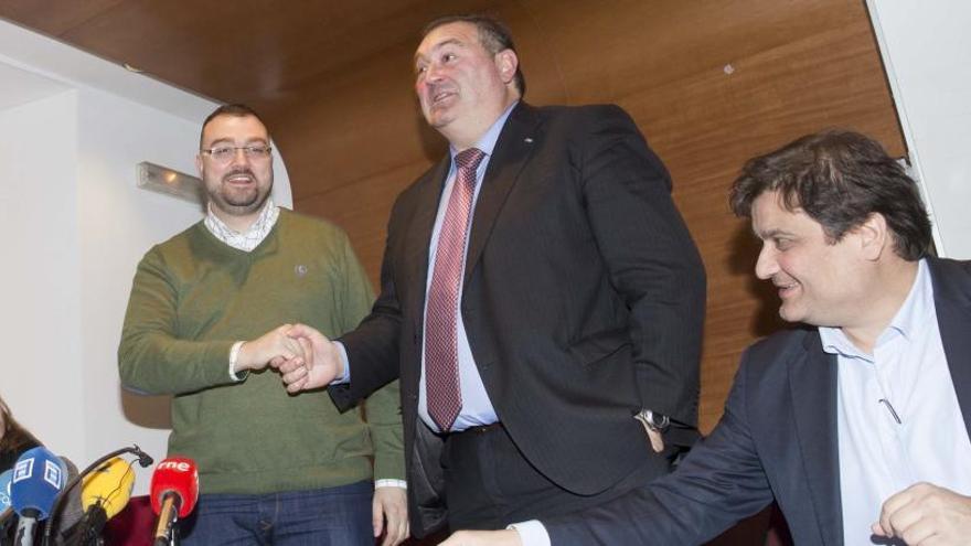 Ramón Argüelles, a la derecha, estrecha la mano del secretario general de la FSA, Adrián Barbón, entre los secretarios de organización de la FSA e IU, Gimena Llamedo y Alejandro Suárez.