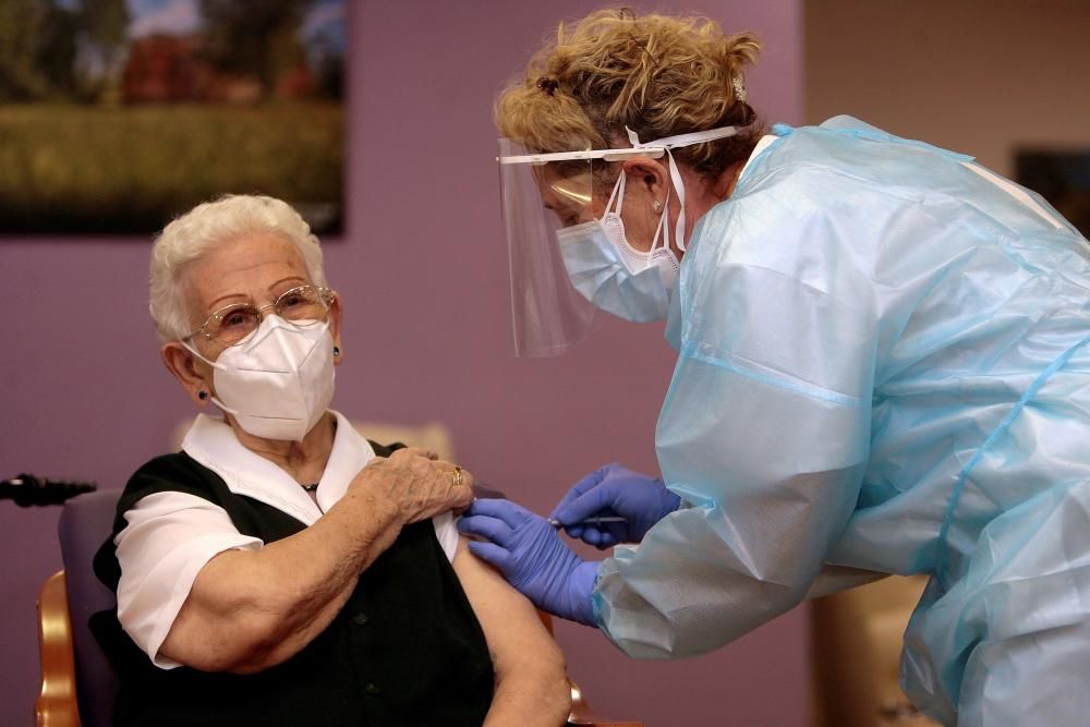 Araceli, de 96 años, primera persona en vacunarse contra el coronavirus en España