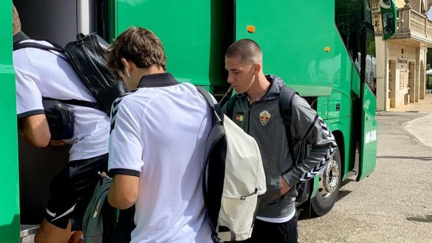 Danilo, subiendo en el autobús para ir al estadio de Los Pajaritos