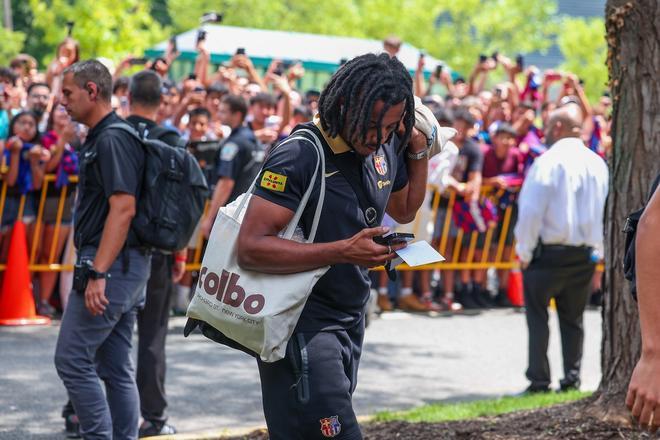 Los jugadores del FC Barcelona llegan a Nueva Jersey, en imágenes.