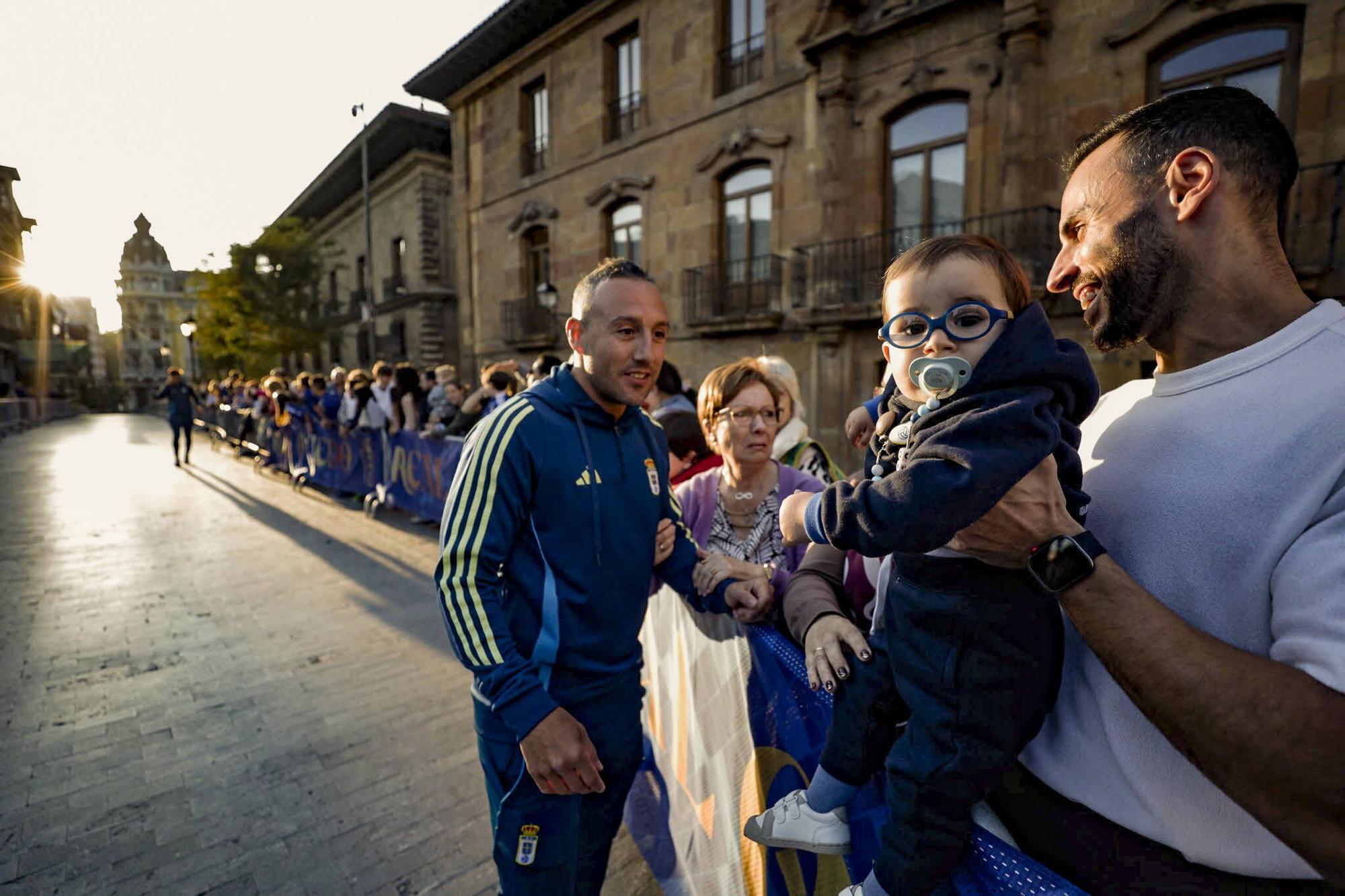 Locura azul en Oviedo: así fue la entrega de los nuevos coches a la plantilla en la plaza de la Catedral
