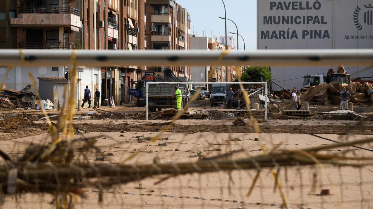 Campo de fútbol afectado por la DANA