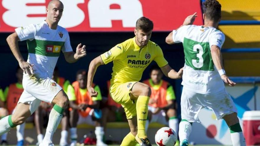 Román Golobart, ayer, durante una acción del partido Villarreal B-Elche